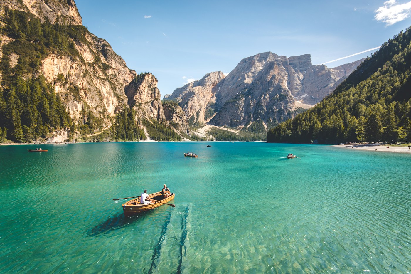 旅人在山间湖泊划船的旅行场景照片